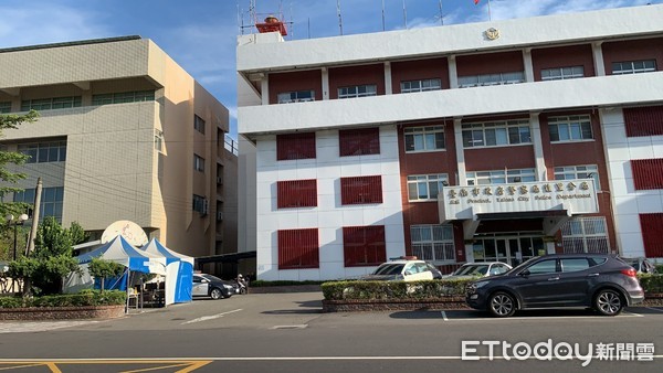 ▲台南市警佳里警分局在外部設置「民眾戶外洽公區」，讓民眾能方便洽公，戶外洽公通風良好，也更好控管人流、維持社交距離。（圖／記者林悅翻攝，下同）