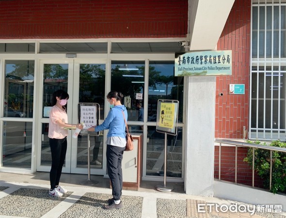 ▲台南市警佳里警分局在外部設置「民眾戶外洽公區」，讓民眾能方便洽公，戶外洽公通風良好，也更好控管人流、維持社交距離。（圖／記者林悅翻攝，下同）