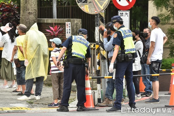 ▲▼新北市今日有員警經採檢確診,由於新冠肺炎疫情升溫,確診熱區多有設立篩檢站,基層員警常擔負外圍管制之勤務,但目前防護裝備方面並無制式規範,無形中也增加了感染的風險。（圖／記者李毓康攝）