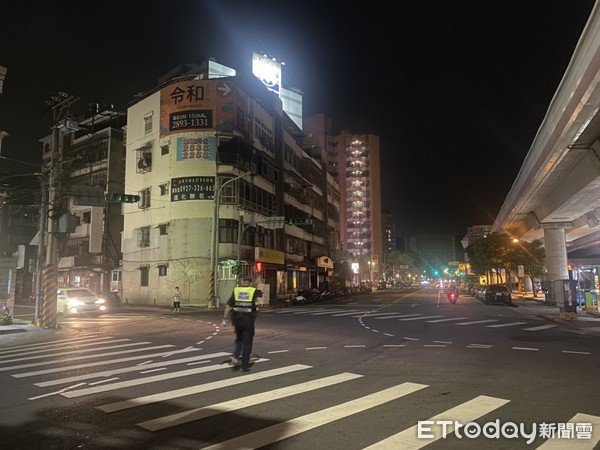 ▲台電17日晚間再度無預警分區供電，台北市有21處路口號誌不亮，北市交大緊急啟動交通快打投入警力協助交整。（圖／記者張君豪翻攝）