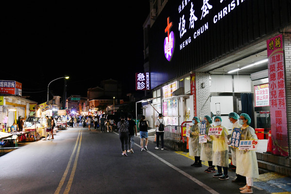 ▲恆春基督教醫院醫護人員「全付武裝」阻隔人群宣導防疫             。（圖／民眾提供）