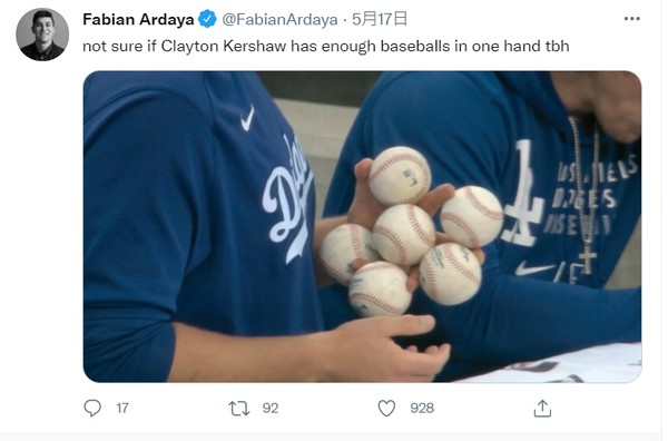 ▲克蕭（Clayton Kershaw）秀出左手單手夾住6顆球的驚人特技             。（圖／翻攝自推特）