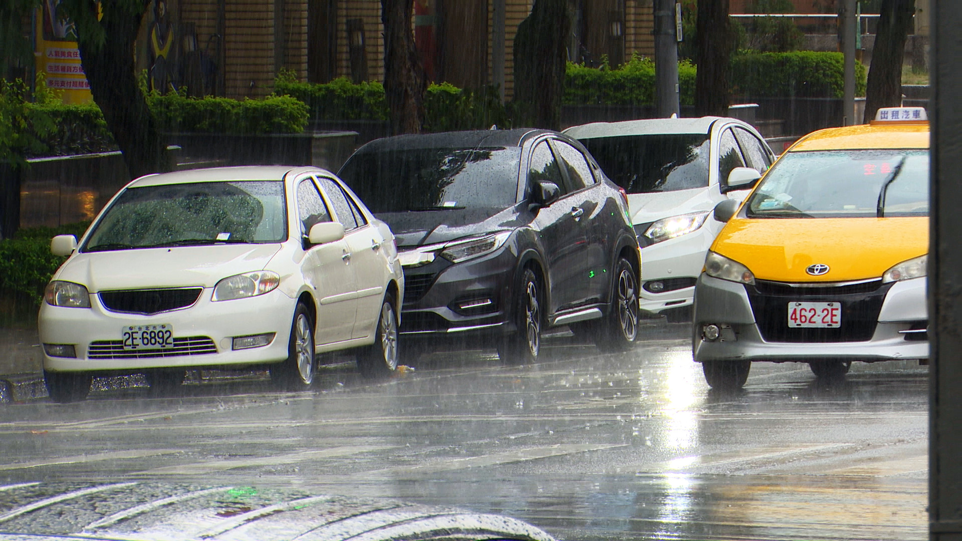 ▲▼0518,午後雷雨,南港,騎車,雨衣。（圖／記者姜國輝攝）