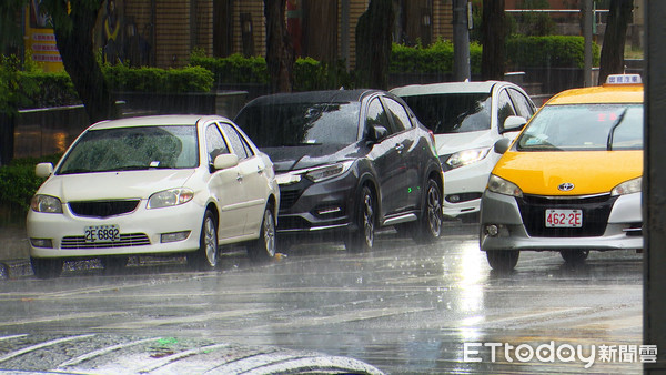 ▲▼0518,午後雷雨,南港,騎車,雨衣。（圖／記者姜國輝攝）