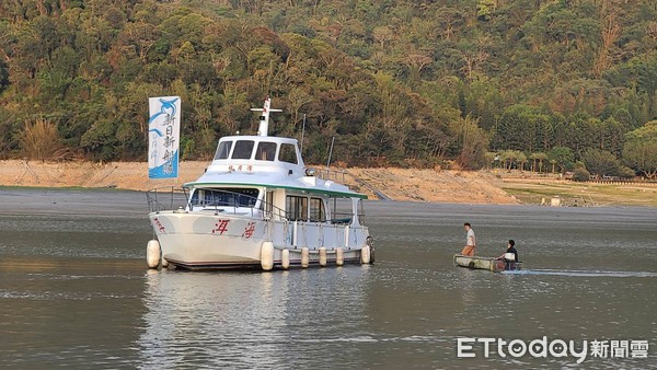 ▲日月潭放水救援發電，導致水位陡降遊船擱淺。（圖／民眾提供）