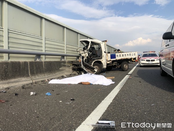 ▲貨車在國道6號自撞路肩清潔工程車，駕駛不幸身亡。（圖／民眾提供）