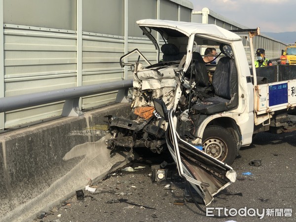 ▲貨車在國道6號自撞路肩清潔車，駕駛不幸身亡。（圖／民眾提供）