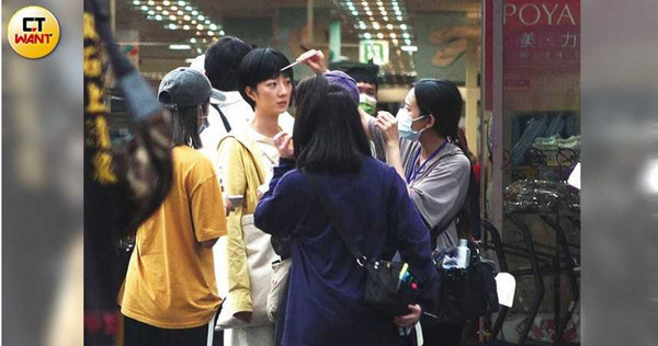 在百貨賣場拍戲的桂綸鎂，由化妝師替她整理好妝容準備上場。（圖／本刊攝影組）