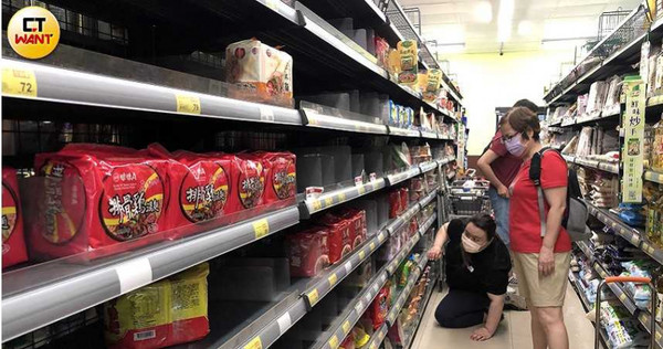 由於封城消息時有所聞，民眾15日搶買物資，超市貨架很快就被一掃而空。（圖／王永泰攝）