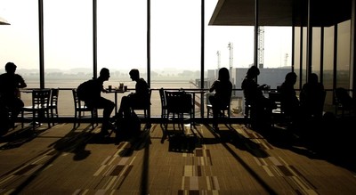 不是打電動！國中生待咖啡廳「話題超意外」　網：時代不同了