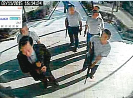 時任大寮監獄典獄長的陳世志（前左）與6囚談判，結果遭持長短槍的囚犯挾持。（翻攝畫面）