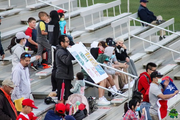 ▲鄧愷威出賽，台灣球迷拿國旗及標語加油             。（圖／翻攝自Eugene Emeralds推特）