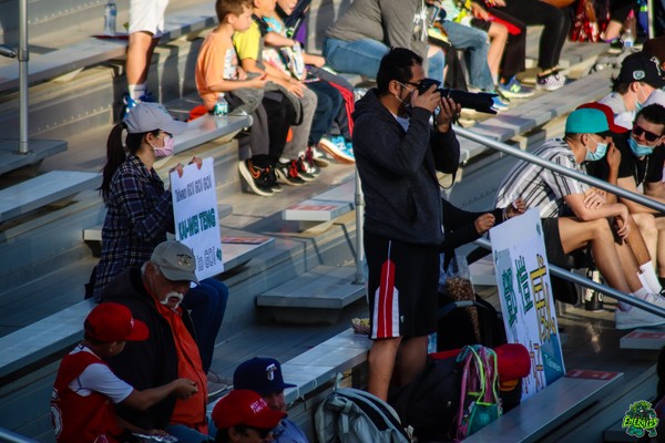 ▲鄧愷威出賽，台灣球迷拿國旗及標語加油             。（圖／翻攝自Eugene Emeralds推特）