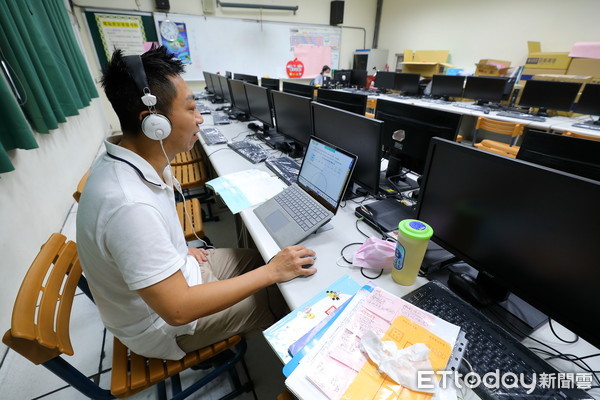 ▲▼新北市停課不停學實施第二日，一早板橋區江翠國小老師便到電腦教室中，對全班同學進行線上數學課教學。平時熱鬧的教室，現在只剩老師一人孤單的堅守教學崗位。（圖／記者湯興漢攝）