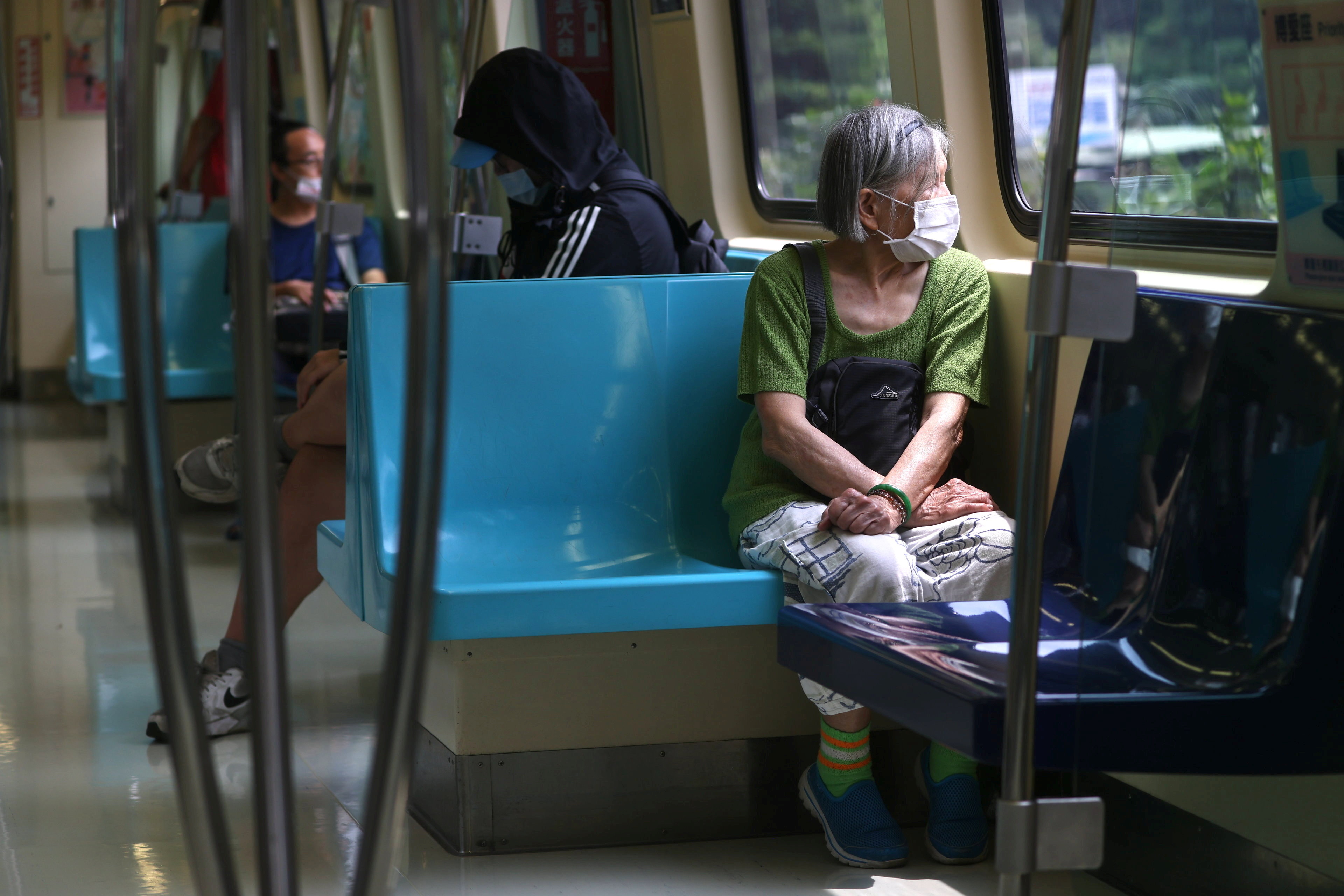 ▲▼ 外媒拍下三級警戒下的台北，捷運車廂空蕩蕩。（圖／路透）