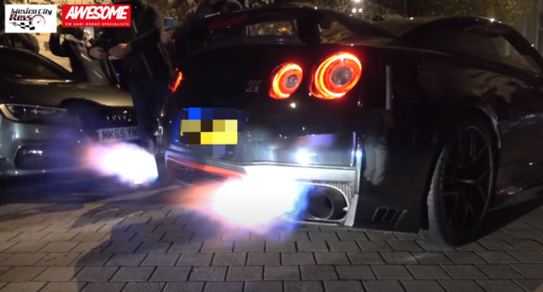 ▲英國倫敦一輛重度改裝Nissan GT-R參加車聚尾管不斷「噴火」，最後車尾燒起來。（圖／YouTube- VeeDubRacing）