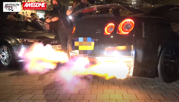 ▲英國倫敦一輛重度改裝Nissan GT-R參加車聚尾管不斷「噴火」，最後車尾燒起來。（圖／YouTube- VeeDubRacing）