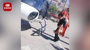 ▲▼內蒙古一新郎坐直升機接新娘。（圖／翻攝自微博）