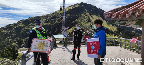 ▲▼太管處聯合保七總隊前往合歡山週邊登山口，宣導防疫政策，保持社交距離、戴好口罩做好防疫工作。（圖／太管處提供，下同）