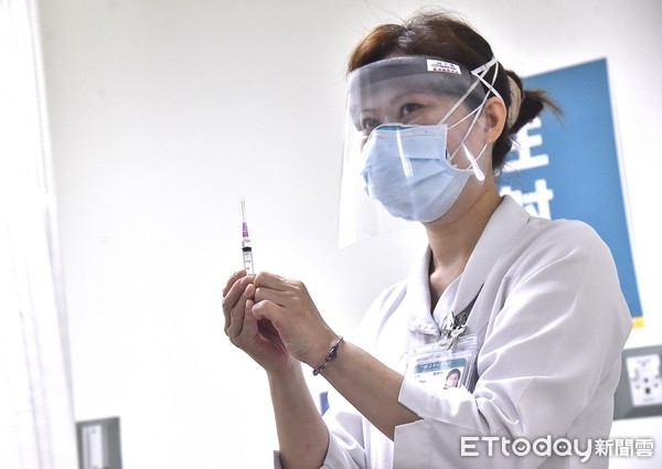 ▲▼亞東醫院開放AZ疫苗給400多位板橋、樹林等疫情熱區的基層院所醫師接種  。（圖／記者李毓康攝）