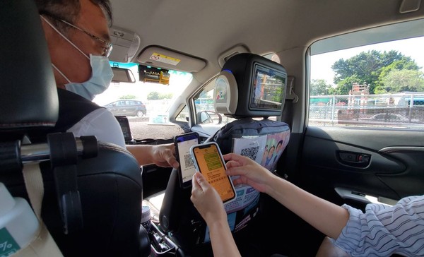 ▲▼台灣大車隊乘客使用手機掃描車內張貼QR code條碼，即可透過簡訊傳送每位司機專用場所代碼給收件人1922。（圖／台灣大車隊提供）