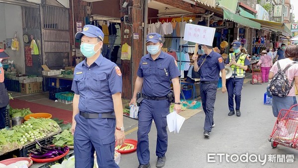 ▲桃園市大溪警分局20日上午在人潮聚集處傳統市場宣導防疫與稽查移工逃竄勤務。（圖／記者沈繼昌翻攝）