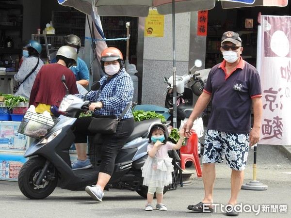 ▲絕大多數民眾出門都戴上口罩。（圖／南投縣政府提供）