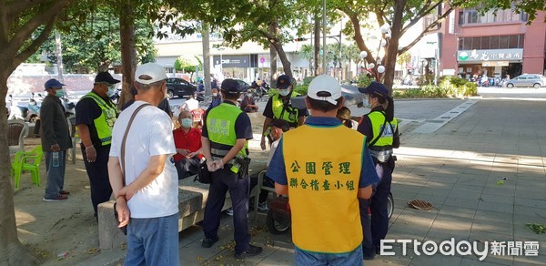 ▲屏東縣政府會同警方勸導民眾戴口罩             。（圖／記者陳崑福翻攝）