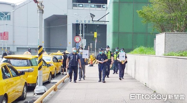 ▲桃園市桃園警分局20日在桃園火車站前後站等處宣導防疫取締未戴口罩稽查勤務。（圖／記者沈繼昌翻攝）