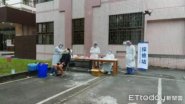 ▲宜大學生與教職員共371人逐一進行核酸檢測。（圖／記者游芳男翻攝）