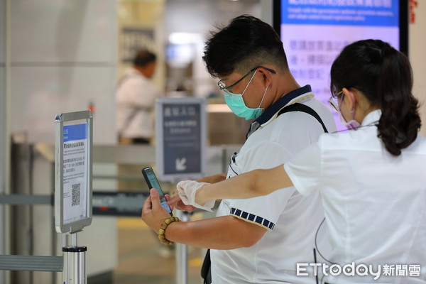 ▲▼新冠疫情升溫，實聯制全面上路，高鐵台鐵旅客在刷票進站時，都要掃QR Code填寫基本資料後才能進站。（圖／記者湯興漢攝）