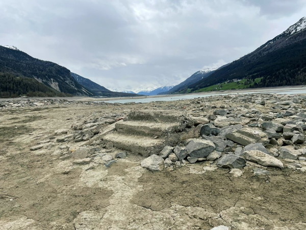 ▲湖床上可以看見，庫倫村的階梯遺跡。（圖／路透社）