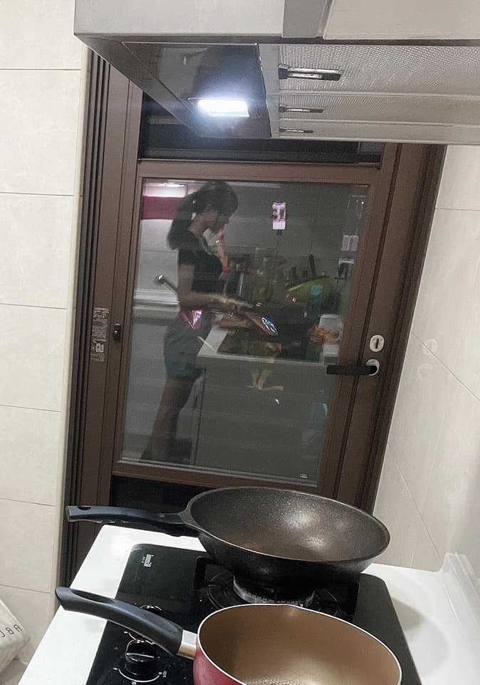 ▲林莎520下廚曬「男友視角」　攝影師被窗戶反射⋯她曝原圖公開了！（圖／翻攝自Facebook／林莎 SuperLisa）