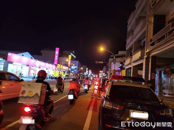 ▲東港警分局執行街頭「口罩稽查」            。（圖／記者陳崑福翻攝，以下同）