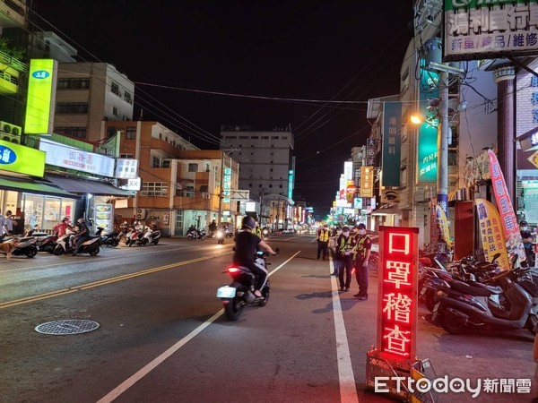 ▲東港警分局執行街頭「口罩稽查」            。（圖／記者陳崑福翻攝，以下同）