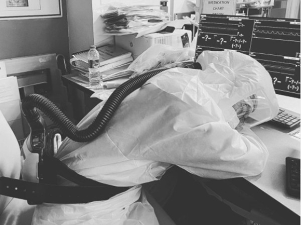 ▲▼馬來西亞醫師提摩西（Timothy Lau）貼出自己身穿防護衣、趴桌休息的照片，分享抗疫日常。（圖／翻攝instagram@timothylau_qs）