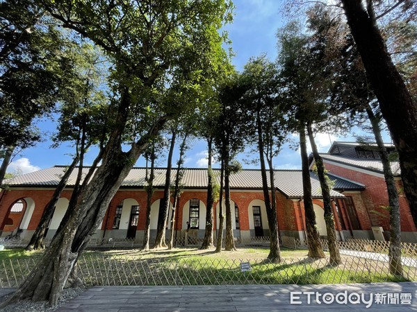 ▲台南山上花園水道博物館趁著休館進行園區內植栽維護，尤其是珍貴老樹羅漢松群生長的土壤，因過度人為踩踏而嚴重硬化，也把握這段黃金期「休養生息」，恢復元氣。（圖／記者林悅翻攝，下同）