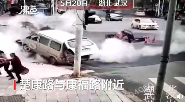柏油路噴出大火！武漢路面突然爆炸　路人經過瞬間被炸飛。（圖／翻攝自微博／沸點視頻）