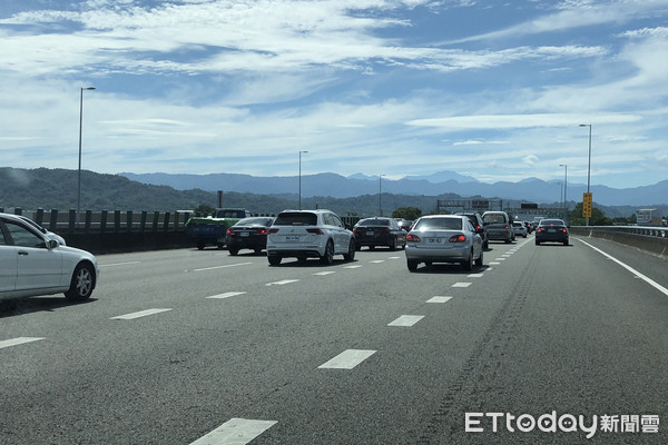 ▲雲林一名駕駛行經國道，遭檢舉變換車道未打方向燈共3次遭罰9000元，向雲地院提行政訴訟，最後判決出爐，駕駛只需繳1張罰單，罰款減為3000元。（圖／示意畫面與本案無關／記者蔡佩旻翻攝）