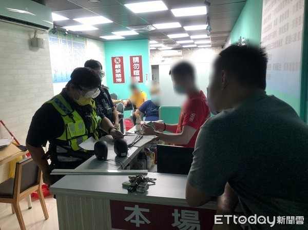 ▲警方從電錶流動發麻將館關門私下營業予以稽查。（圖／記者楊熾興翻攝）