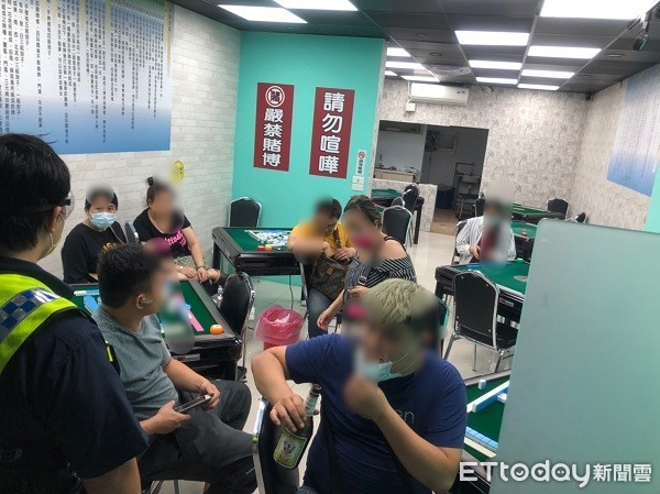 ▲▼警方在防火巷逮獲7名客人。（圖／記者楊熾興翻攝）