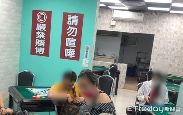 ▲並從桌上麻將及飲料發現有人把玩戳破業者謊言。（圖／記者楊熾興翻攝）