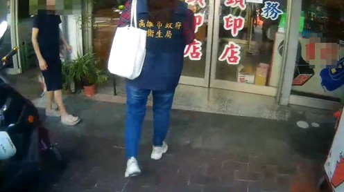 ▲▼男子住家1樓開鎖店，吃東西未戴口罩，衛生局1動作認定他違法 。（圖／記者許宥孺翻攝）