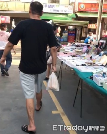 ▲台南市場處人員在仁德後壁厝夜市勸導一名黑衣男子未戴口罩，還被飆罵三字經，全案由歸仁警方調查偵辦中。（圖／記者林悅翻攝）