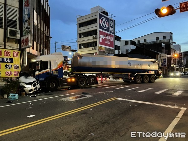 ▲休旅車遭油罐車撞進民宅　車體扭曲變形卡縫中。（圖／記者黃孟珍翻攝）