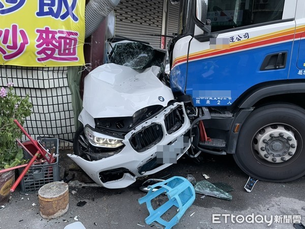 ▲休旅車遭油罐車撞進民宅　車體扭曲變形卡縫中。（圖／記者黃孟珍翻攝）