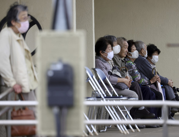 ▲▼ 日本茨城縣長者排隊接種新冠疫苗。（圖／達志影像／美聯社）