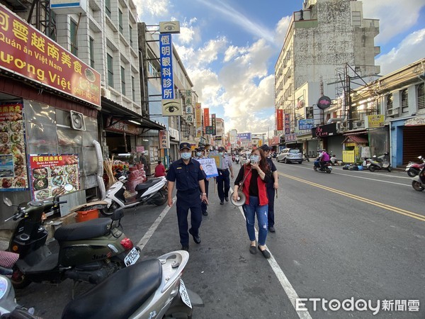 ▲恆春警方在街頭向民眾宣導戴口罩防疫            。（圖／記者陳崑福翻攝，以下同）