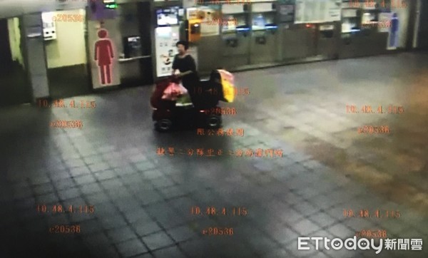 ▲▼婦人搭乘捷運時未戴口罩，還跟站務員大吵，警方依規定通知北捷開罰。（圖／記者邱中岳翻攝）