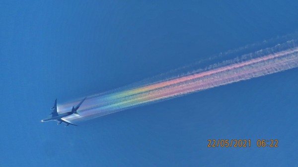 ▲▼美麗的七彩飛機雲。（圖／翻攝自Facebook／鄭明典）